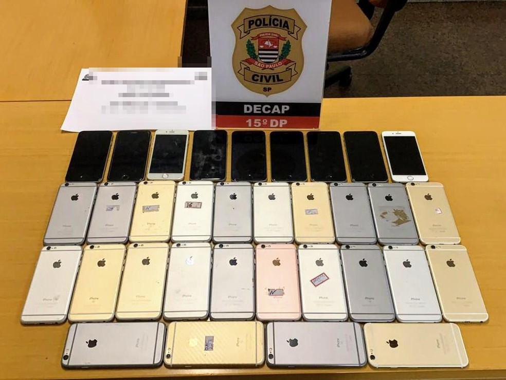 33 celulares apreendidos com um suspeito de receptação e revenda de aparelhos no Itaim, Zona Sul de São Paulo. — Foto: Divulgação/Polícia Civil