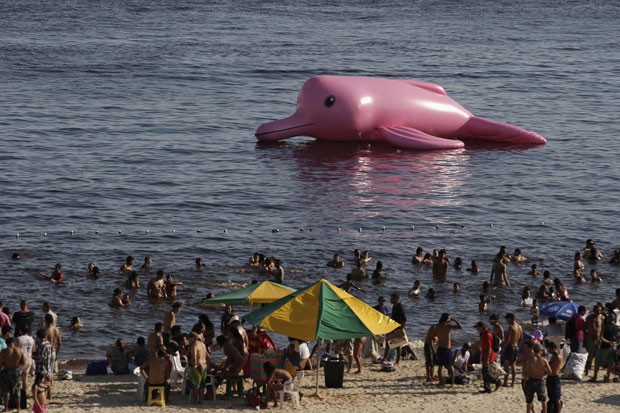 Boto-vermelho inflado na Praia de Ponta Negra faz parte de campanha para reduzir a mortalidade desse mamífero aquático. A ação aconteceu neste domingo (27) (Foto: Bruno Kelly/Reuters)