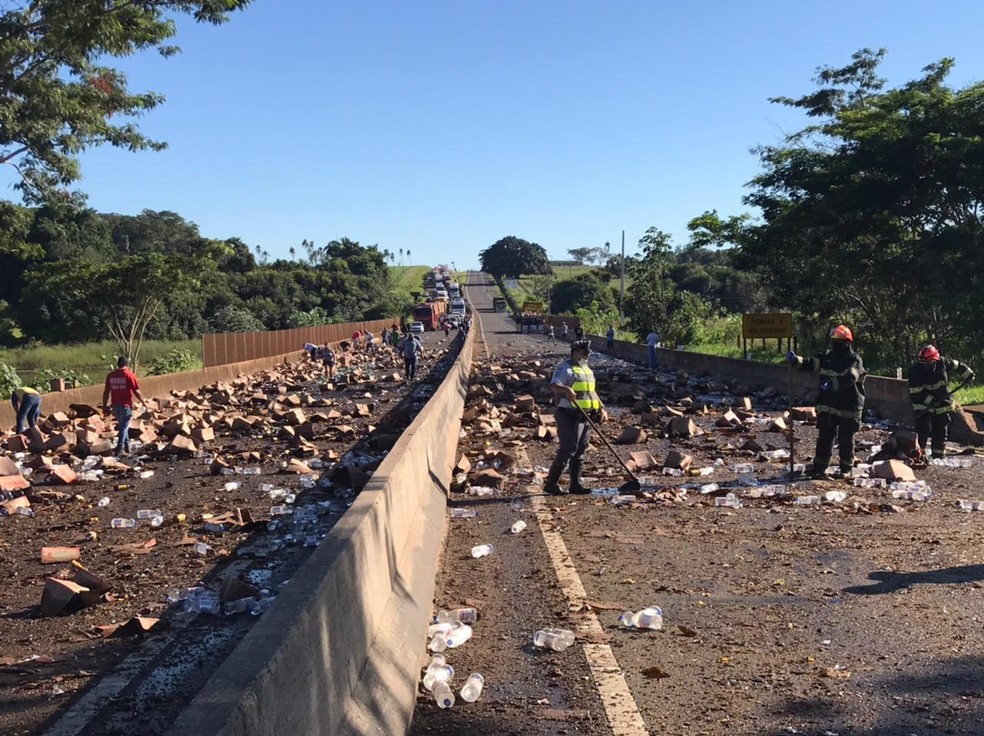 Carga da pinga e álcool de uso doméstico ficou espalhada em rodovia de Santa Fé do Sul (SP) — Foto: Arquivo Pessoal