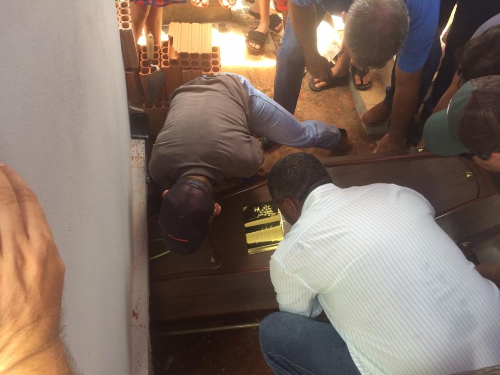 Corpo do locutor de rodeio Asa Branca  enterrado em Turiba   Foto: Marcos Lavezo/G1
