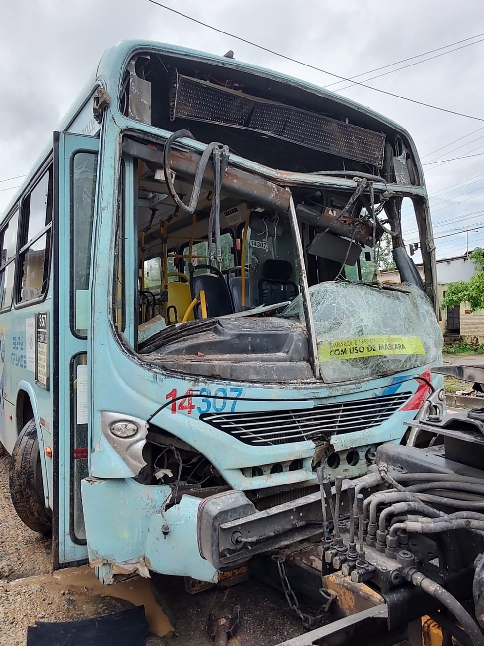 Motorista perdeu o controle após a barra de direção do veículo quebrar. — Foto: Arquivo pessoal