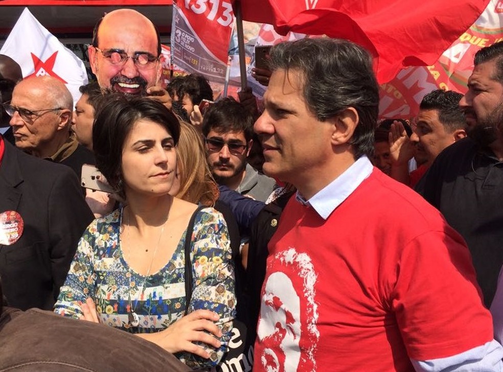 O candidato do PT Ã  PresidÃªncia da RepÃºblica, Fernando Haddad, e a vice Manuela D'Ãvila durante ato de campanha em CarapicuÃ­ba, Grande SÃ£o Paulo  â€” Foto: Marina Pinhoni/G1