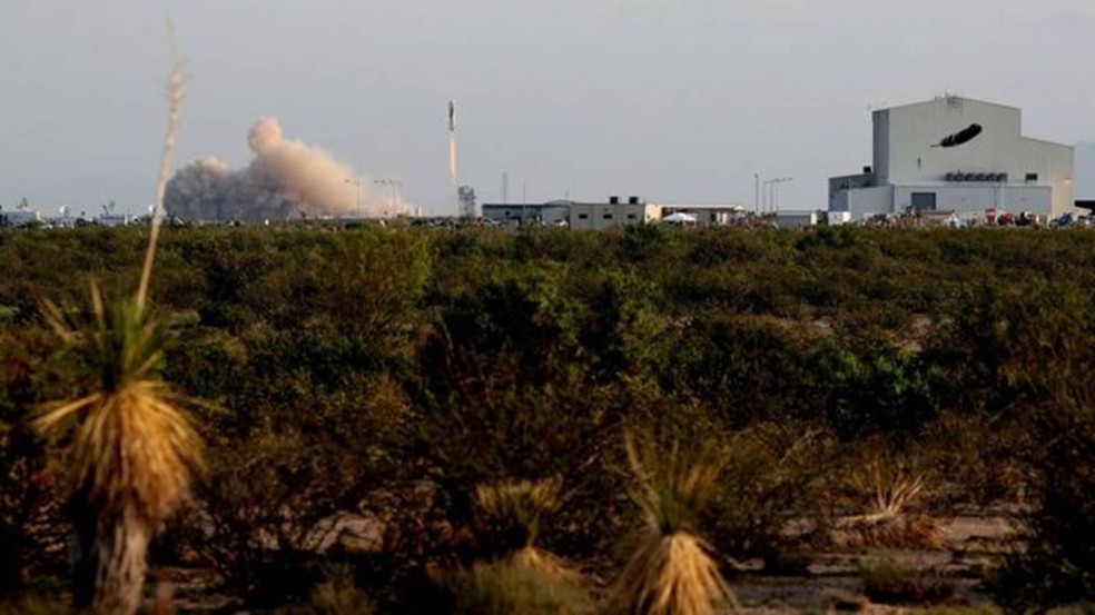 O foguete de Bezos decola, deixando para trás a superfície verdejante da Terra — Foto: GETTY IMAGES via BBC