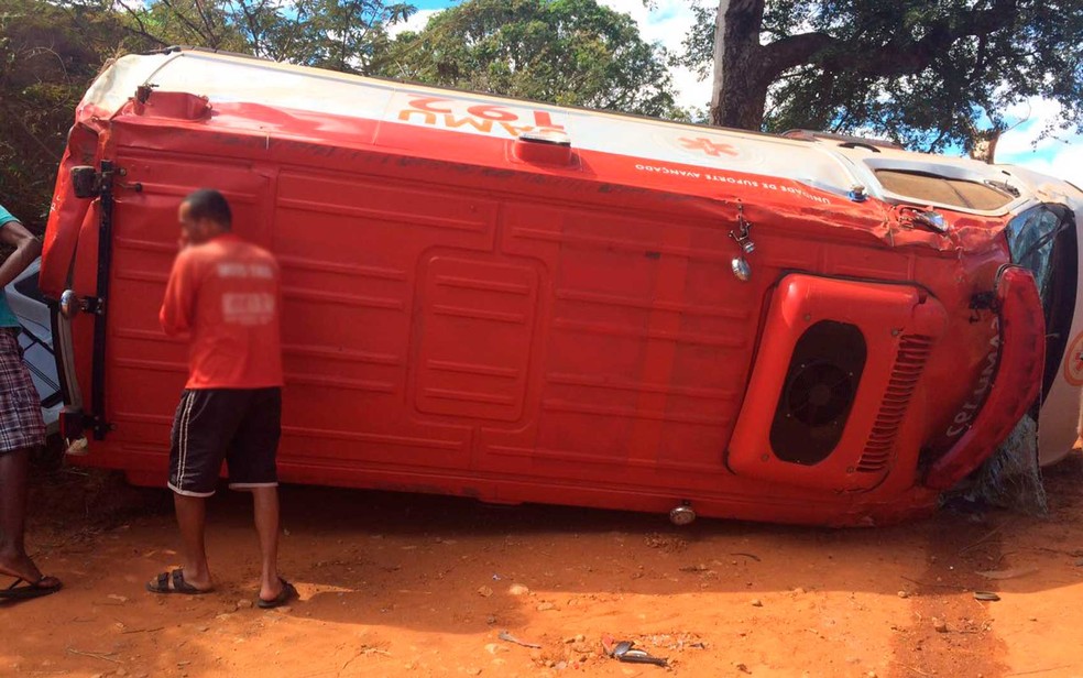 Ambulância do Samu tomba a caminho de socorro a paciente no sudoeste da Bahia (Foto: Lay Amorim/Achei Sudoeste)