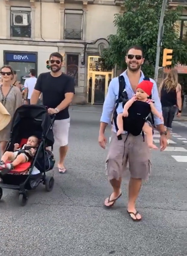 Duda Nagle passeia com Zoe nas ruas de Barcelona (Foto: Reprodução/Instagram)