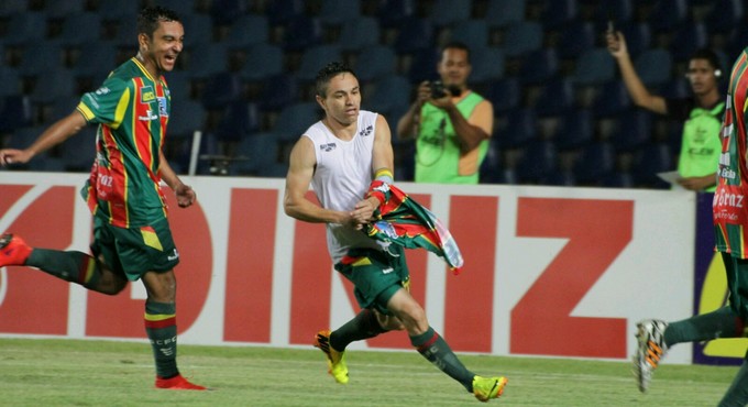 Pimentinha e Nádson comemoram gols no fim do jogo que deu vitória do Sampaio contra Luverdense (Foto: Biaman Prado / O Estado)