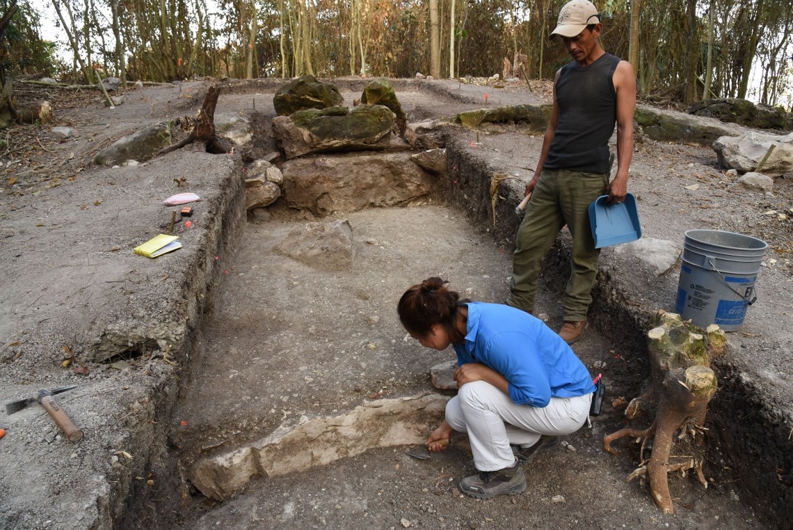 Arqueóloga Melina García escava o complexo cerimonial maia Aguada Fenix, o maior e mais antigo monumento maia já descoberto (Foto: Takeshi Inomata)