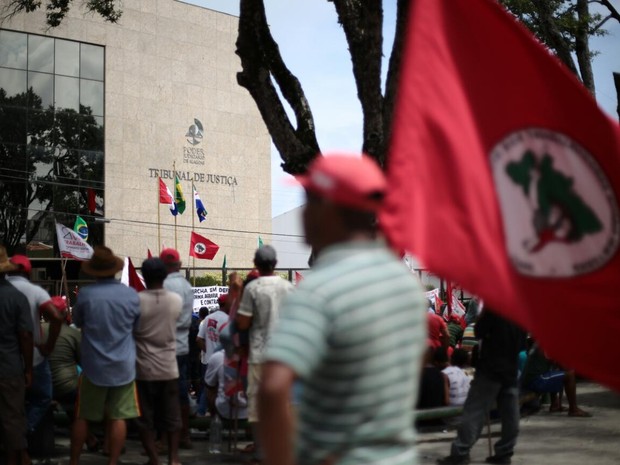 Sem-terra foram até a frente do Tribunal de Justiça de Alagoas na manhã desta segunda-feira (2) (Foto: Jonathan Lins/G1)