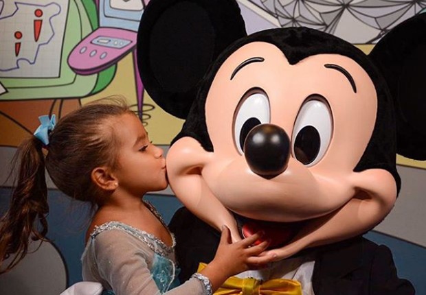 Maria Flor e Mickey Mouse (Foto: Reprodução/Instagram)