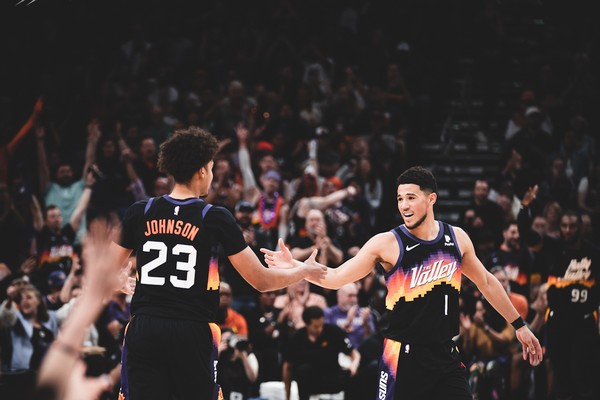 Booker e Johnson, companheiros no Phoenix Suns (Foto: Reprodução/Twitter)