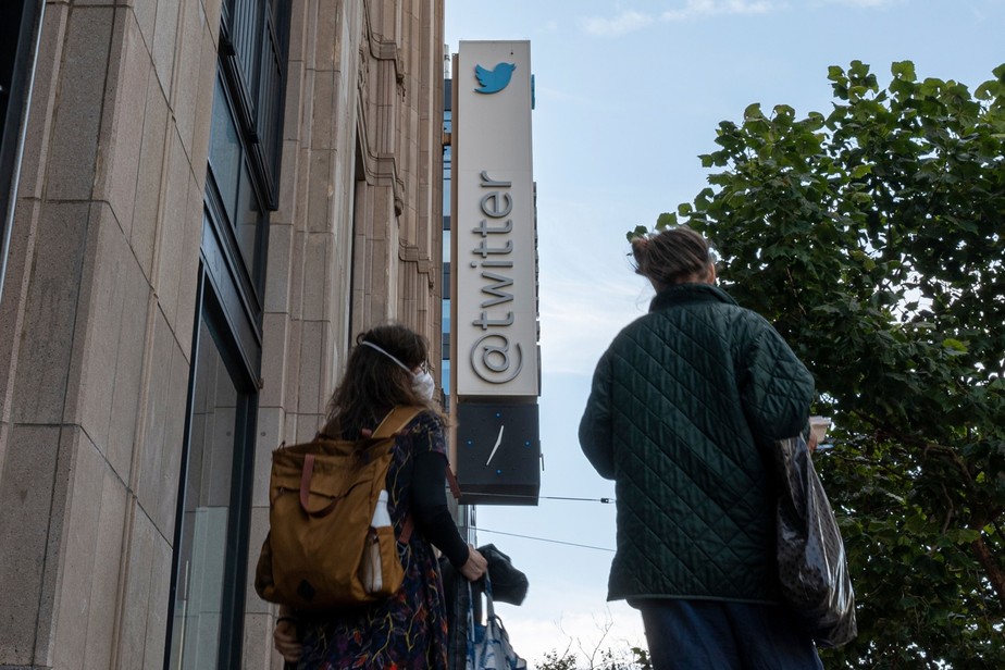 Pedestres passam em frente ao prédio do Twitter, em São Francisco. Cerca de 3,5 mil pessoas foram demitidas da plataforma