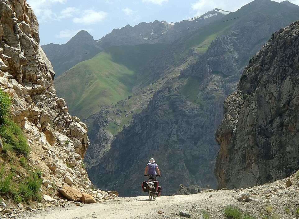 Avós exploram 16 países de bicicleta e percorrem quase 20 mil km juntos (Foto: Reprodução/Daily Mail)