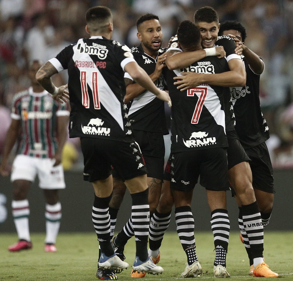 Gabriel Pec, Jair, Pedro Raul e Alex Teixeira comemoram gol do Vasco contra o Fluminense — Foto: Daniel Ramalho / CRVG