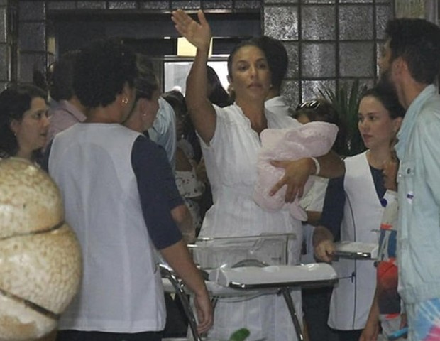 Ivete e o marido Daniel Cady deixam a maternidade (Foto: Reprodução Instagram)