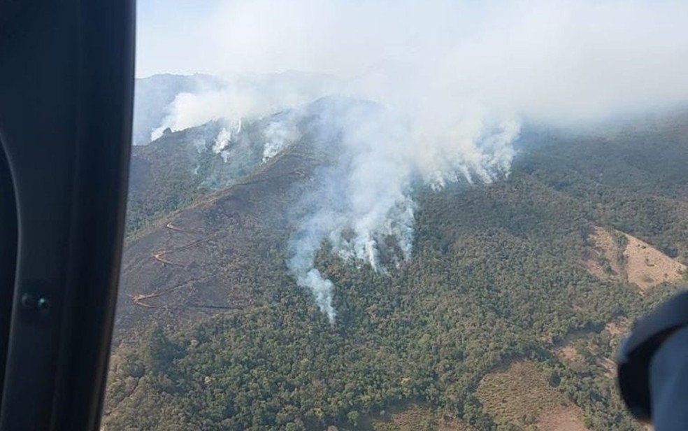 Bombeiros continuam combate aos incêndios de grandes proporções que atingem serras do Sul de Minas — Foto: Corpo de Bombeiros