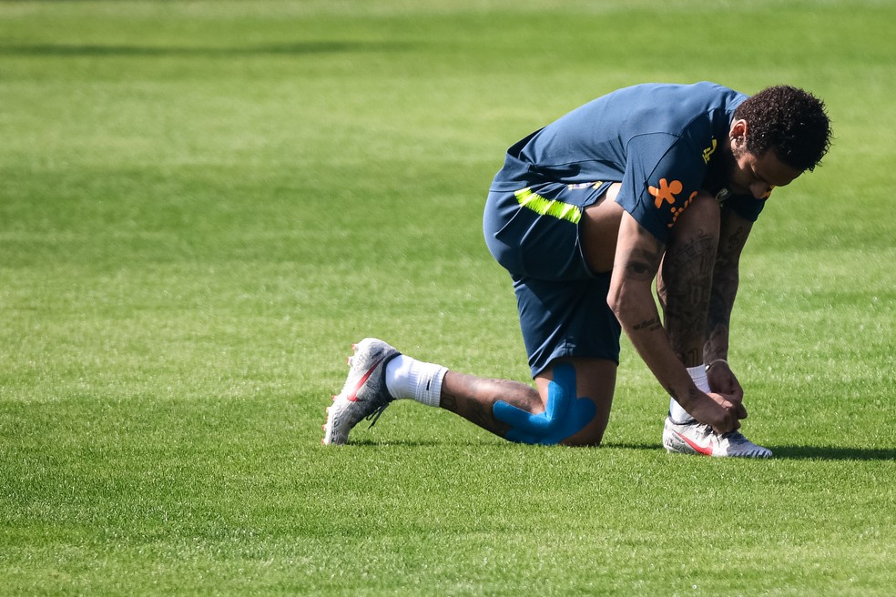 Neymar usou fita fisioterápica no treino da seleção brasileira — Foto: Pedro Martins / MowaPress