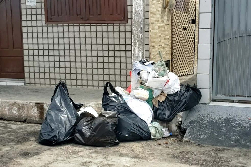 Lixo na porta das casas em Natal: coleta está reduzida por conta dos ataques — Foto: Emerson Medeiros/Inter TV Cabugi