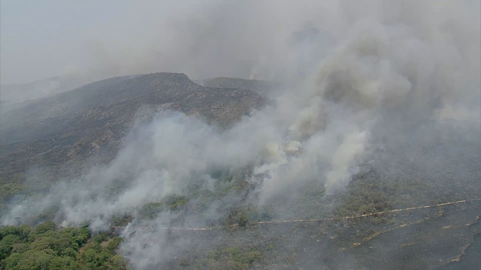 Incêndio castiga a Serra do Cipó há sete dias — Foto: Globocop/TV Globo 