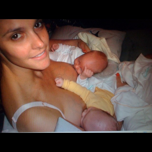 Fernanda Lima amamentando os gêmeos João e Francisco quando eles eram recém-nascidos (Foto: Reprodução/Instagram)