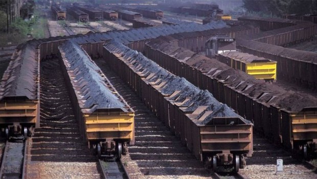 Desde a cotação recorde de US$ 240 por tonelada atingida em maio, minério de ferro acumula queda de 61% (Foto: Getty Images via BBC News)
