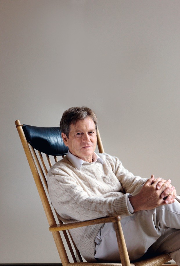 CX3GNM John Pawson at home, London, United Kingdom. Architect: John Pawson, 2010. Portrait of Architect John Pawson, leaning back on a (Foto: Alamy Stock Photo)