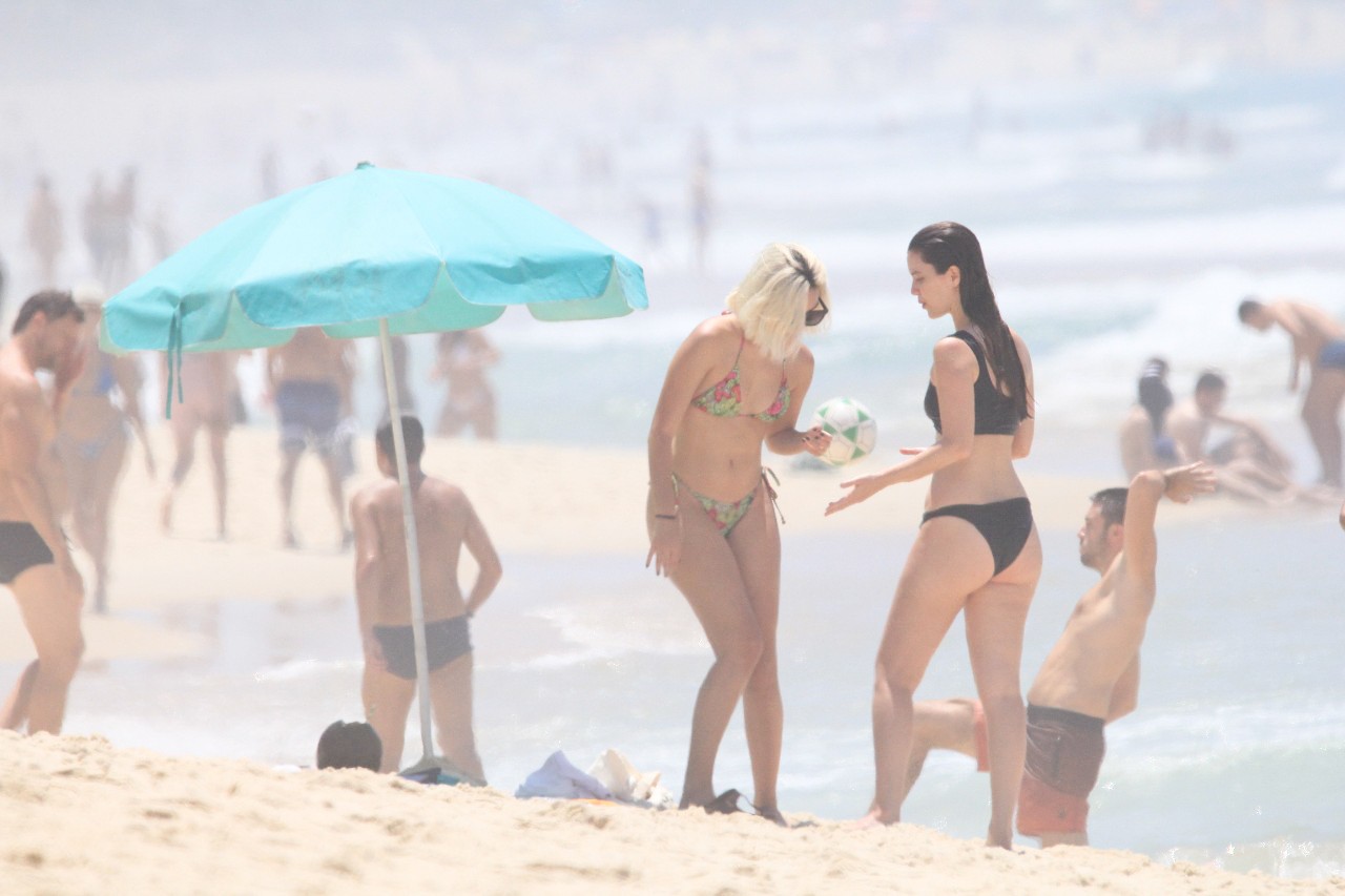 Marina Moschen e Nathalia Dill curtem dia de praia com amigas no Rio de Janeiro (Foto: AgNews)