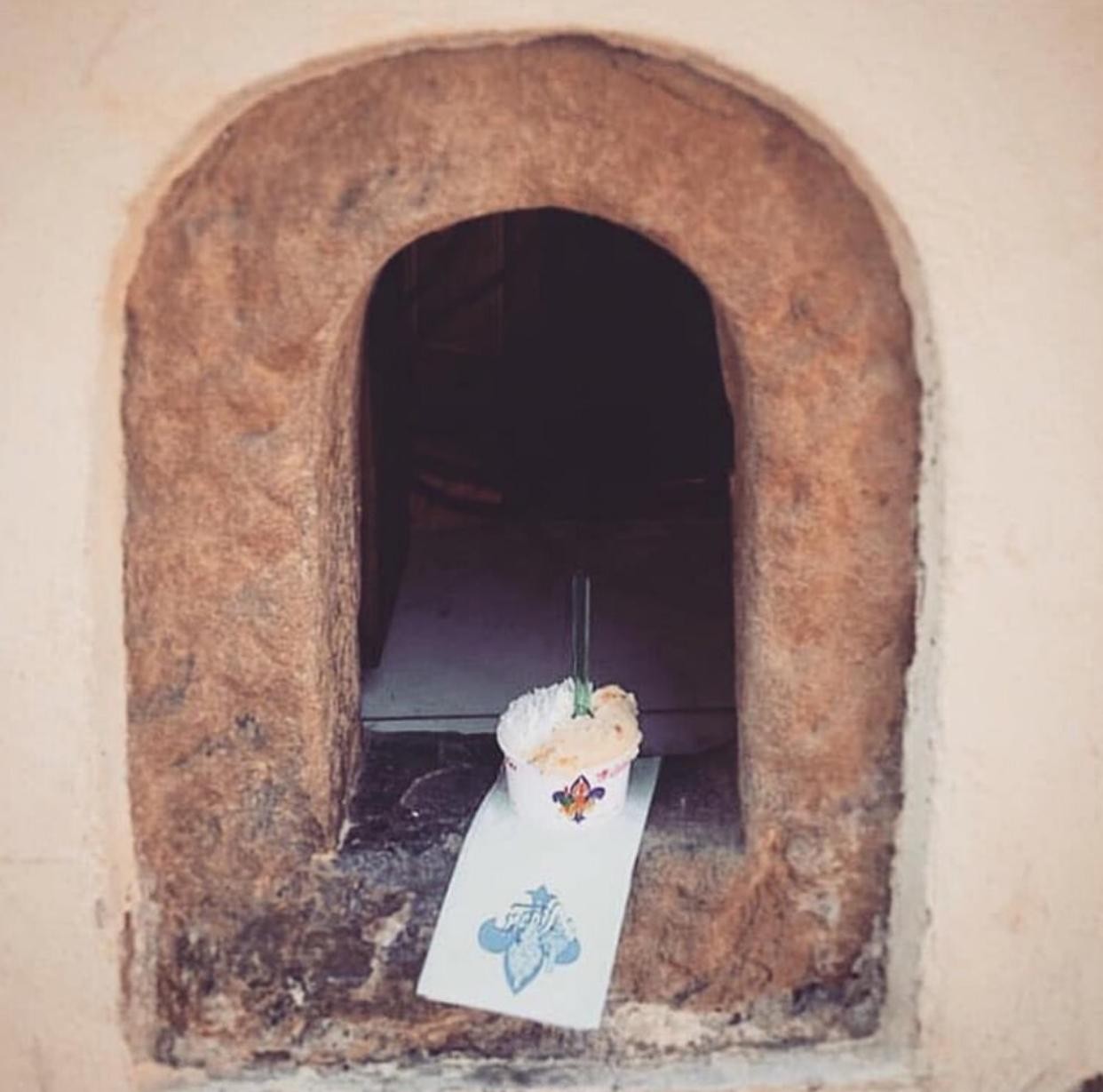 Portinhas medievais estão sendo usadas novamente, revivendo uma tradição Italiana da época da peste  (Foto: Reprodução/Instagram)