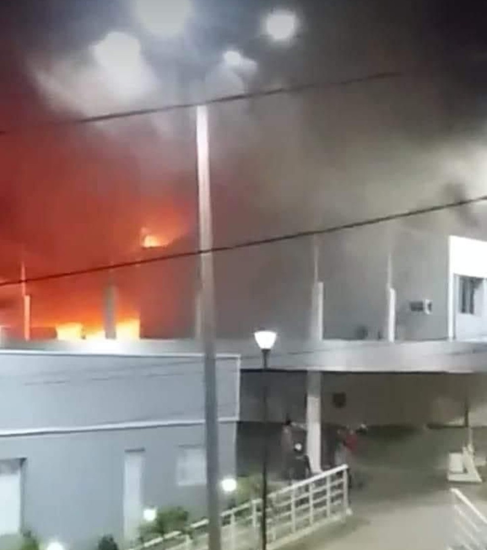 PrÃ©dio da Prefeitura de OrÃ³s, no CearÃ¡, sofre incÃªndio.  â€” Foto: Arquivo pessoal