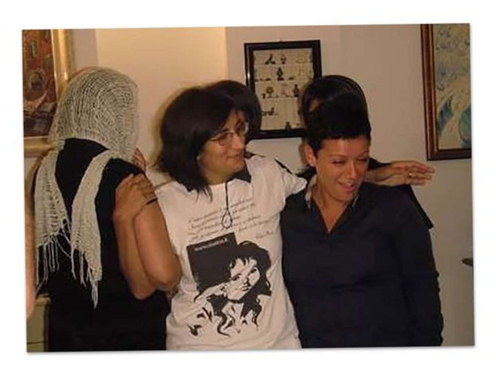 Piera Aiello (de costas e com um lenço cobrindo o rosto), na companhia de Nadia Furnari (no meio) e outra amiga — Foto: Nadia Furnari via BBC
