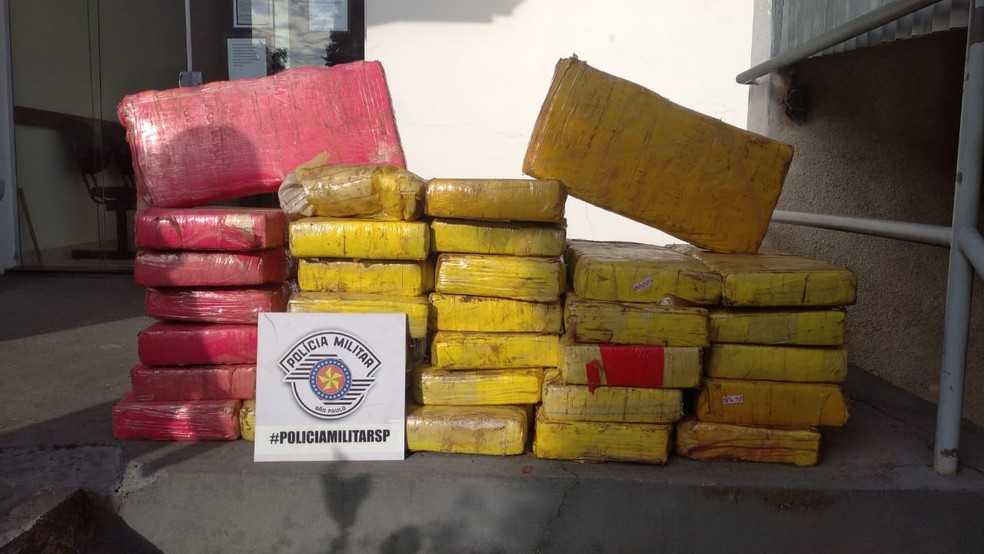 Mais de 500 tijolos de maconha foram apreendidos após abordagem policial em Pirapozinho — Foto: Polícia Militar