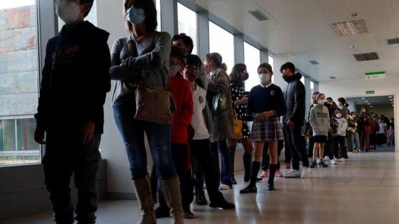 Fila de crianças aguardando vacinação na Espanha, que começou a imunizar público infantil no dia 15 de dezembro (Foto: Reuters via BBC News)
