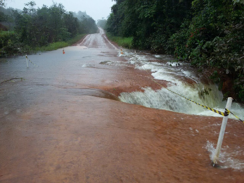 Trecho de acesso a Oiapoque tomado pela água  — Foto: Divulgação/Dnit