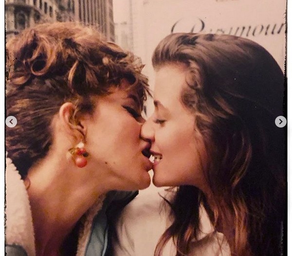 Jennifer Gray beijando a amiga Mia Sara em uma das fotos antigas compartilhada por Gray feita nos bastidores de Curtindo a Vida Adoidado (1986) (Foto: Instagram)