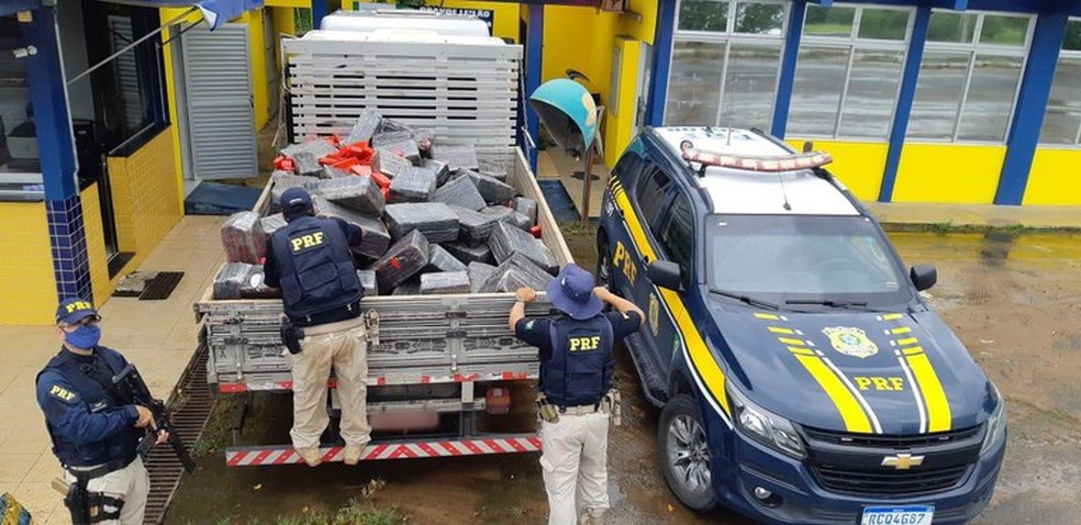 Maconha era transportada em caminhão e foi apreendida na Bahia — Foto: Divulgação/PRF