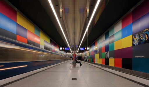 Estação Georg-Brauchle-Ring, em Munique, na Alemanha. Projeto de Franz Ackermann