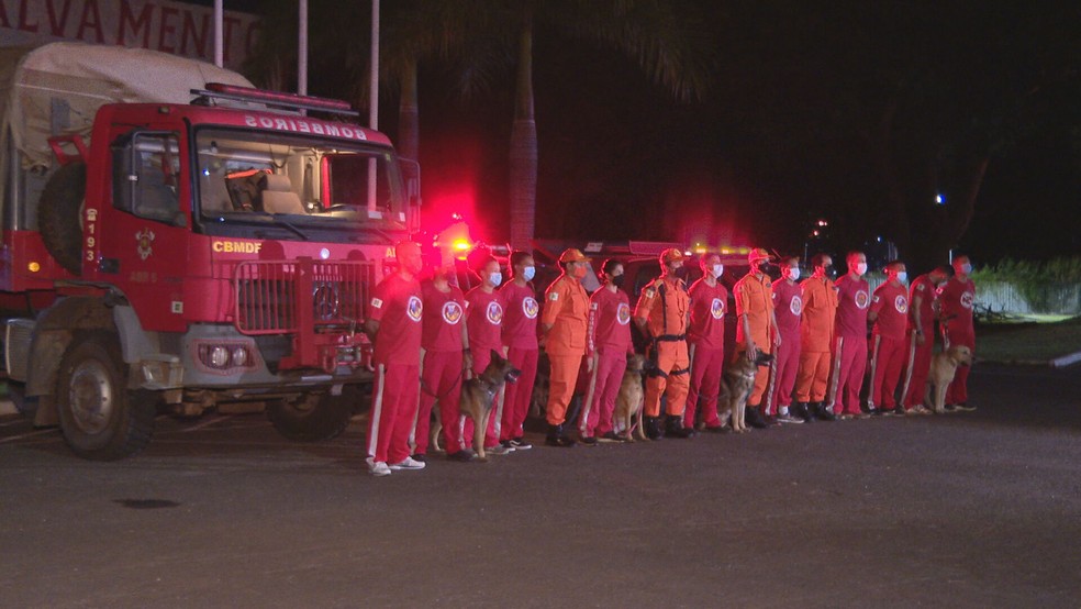 Equipe do Corpo de Bombeiros que ajudou no resgate de vítimas em Petrópolis, no RJ, volta ao DF — Foto: Reprodução/TV Globo