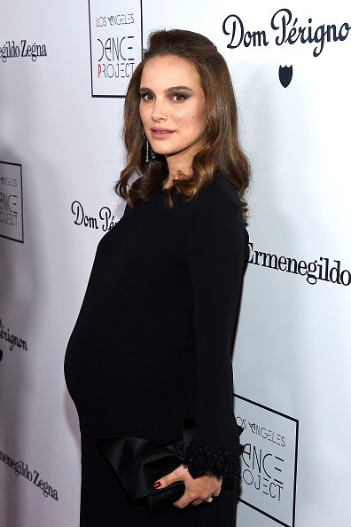 Natalie Portman exibe a barriguinha de grávida no gala L.A. Dance Project  (Foto: Getty Images)