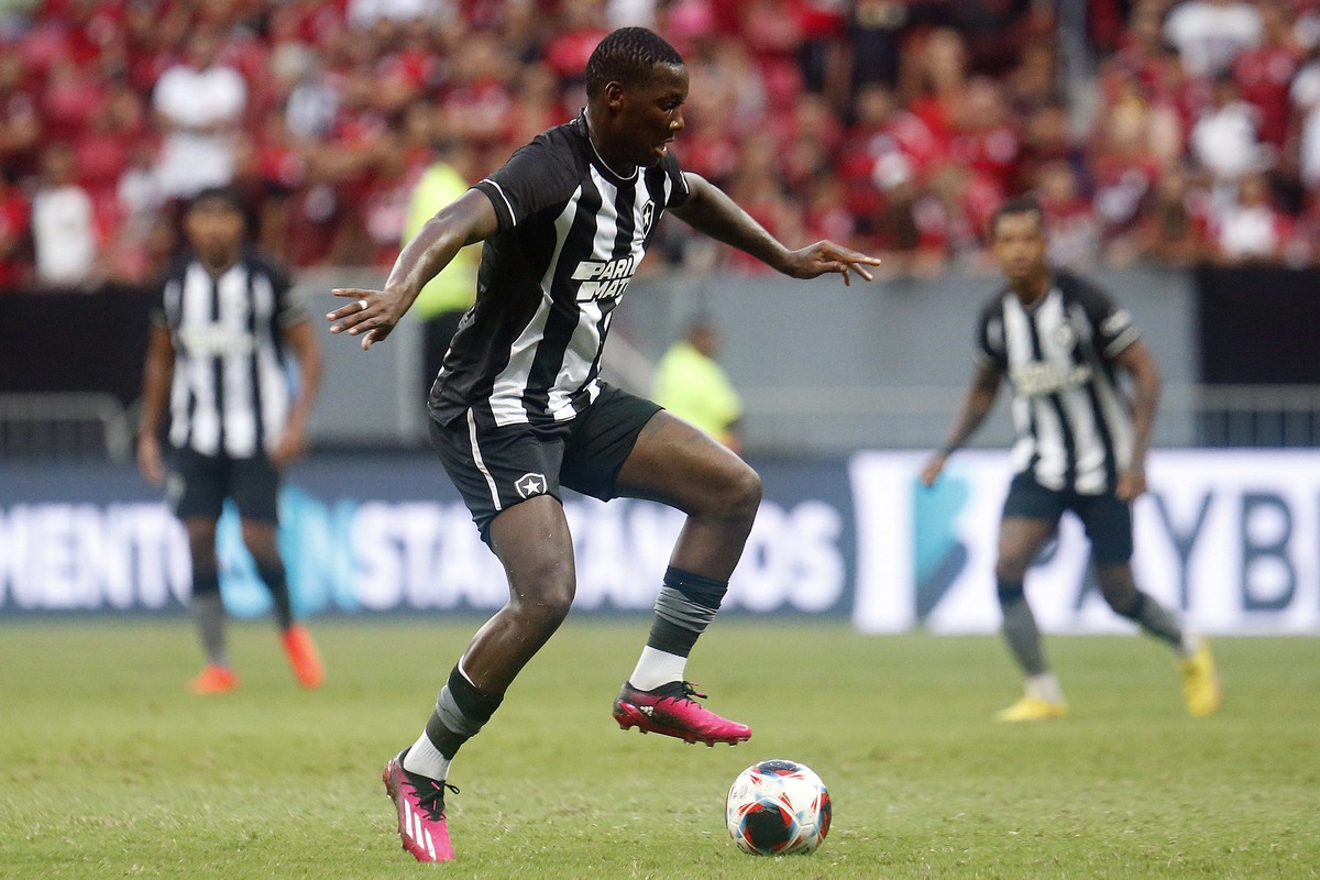 Botafogo comunica “cirurgia complexa”, e Patrick de Paula só volta a jogar em 2024