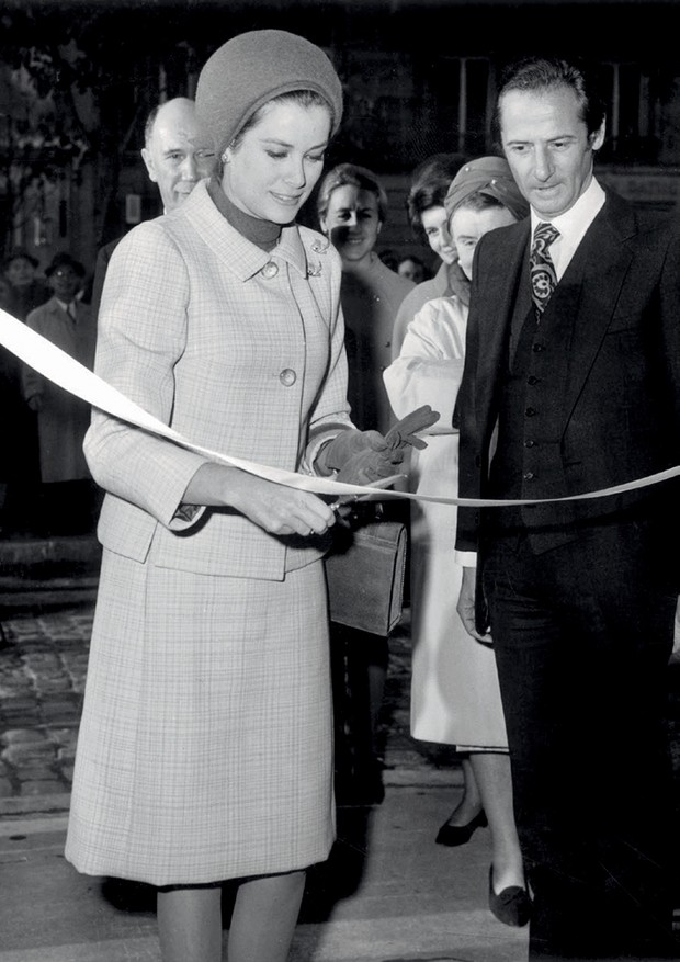 A princesa corta a fita da primeira butique Baby Dior em Paris, em 1967, ao lado do estilista Marc Bohan.  (Foto: Laziz Hamani, Ruedes Archives/AGIP, Photo12/Picture Alliance e Getty Images)