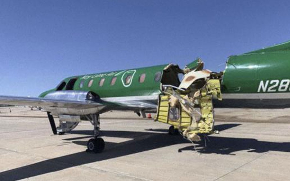 Avião da Key Lime Air já em solo após sofrer colisão no ar, em Denver, na quarta-feira (12) — Foto: CBS Denver via AP 