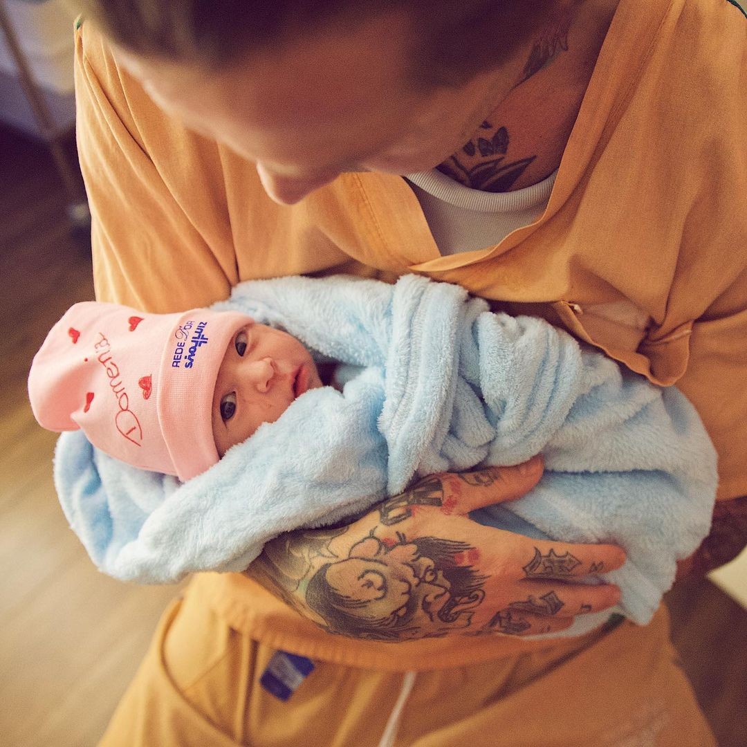 Mateus Verdelho e a filha recém-nascida, Domenica (Foto: Reprodução / Instagram)