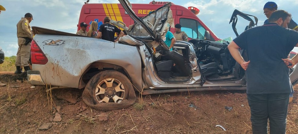 Situação em que ficou a caminhonete — Foto: Bombeiros/Divulgação