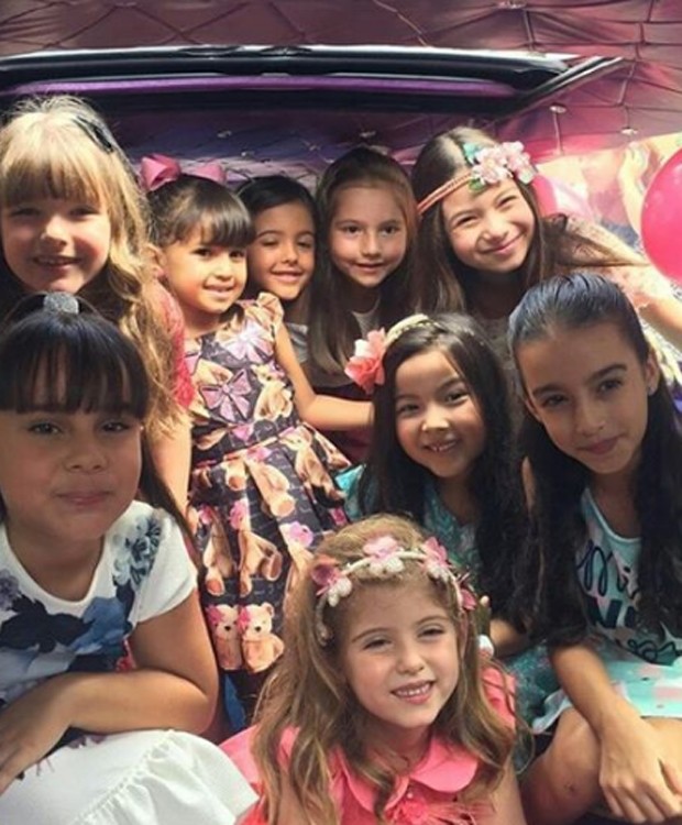 Lorena Queiroz com amigas em limousine (Foto: Reprodução/Instagram)