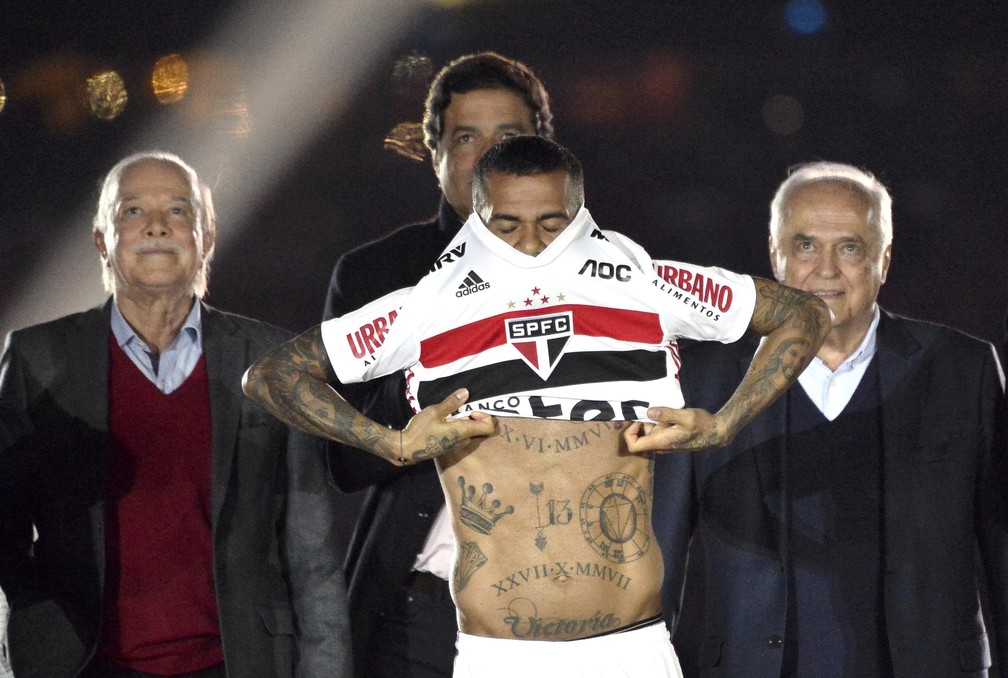 Momento em que Daniel Alves veste a camisa do SÃ£o Paulo â€” Foto: Marcos Ribolli