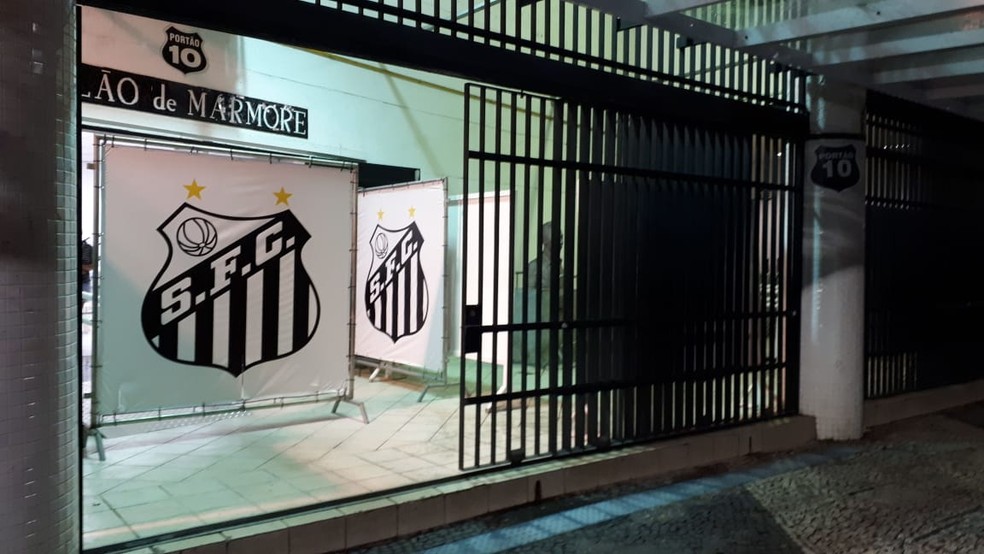 Corpo de Coutinho, ex-atacante do Santos e da Seleção, é velado no Salão de Mármore da Vila Belmiro em Santos (SP) — Foto: Glaucia Santiago/G1