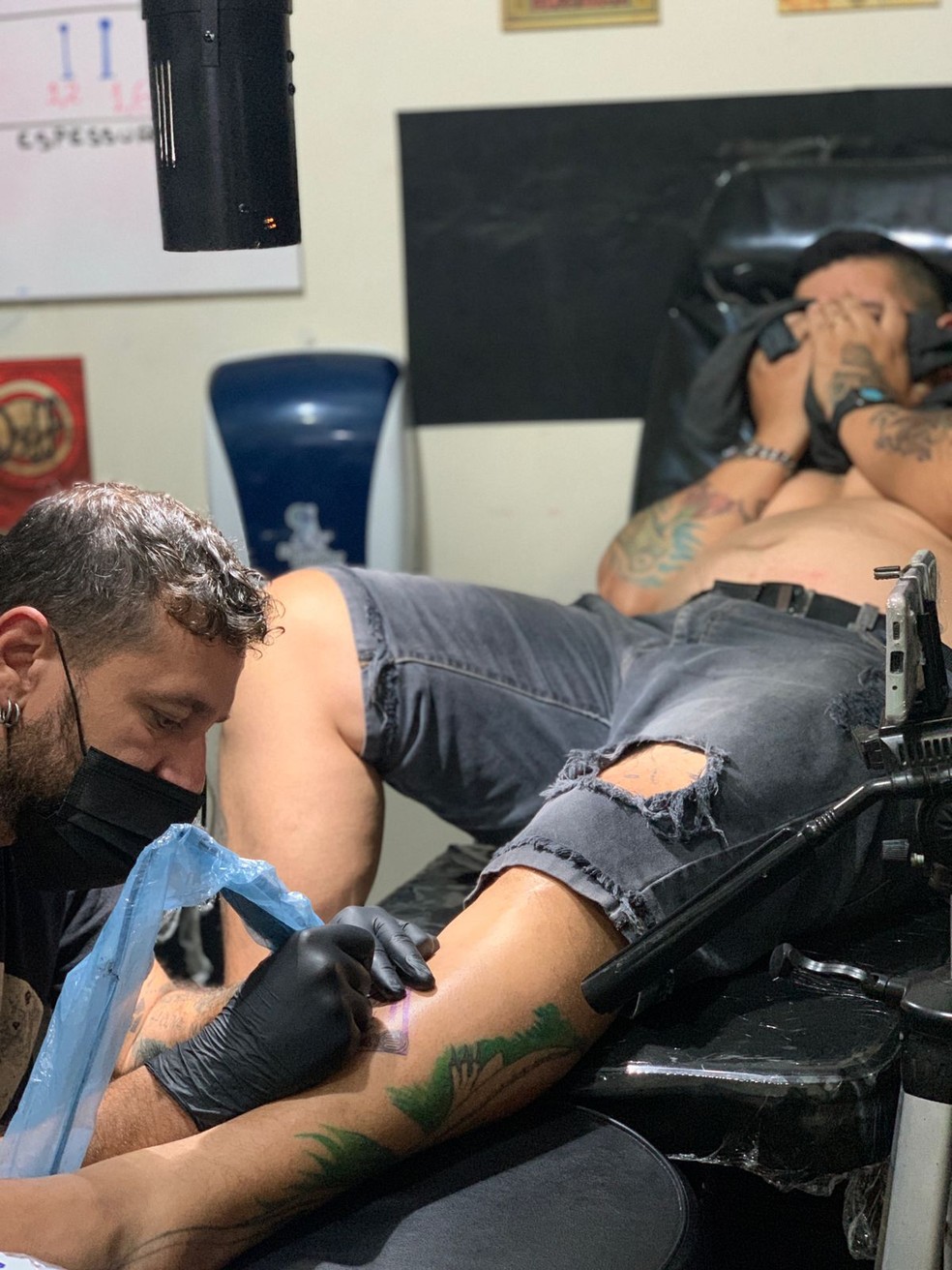 Baiano Barber tatuando homenagem a Post Malone — Foto: Arquivo pessoal