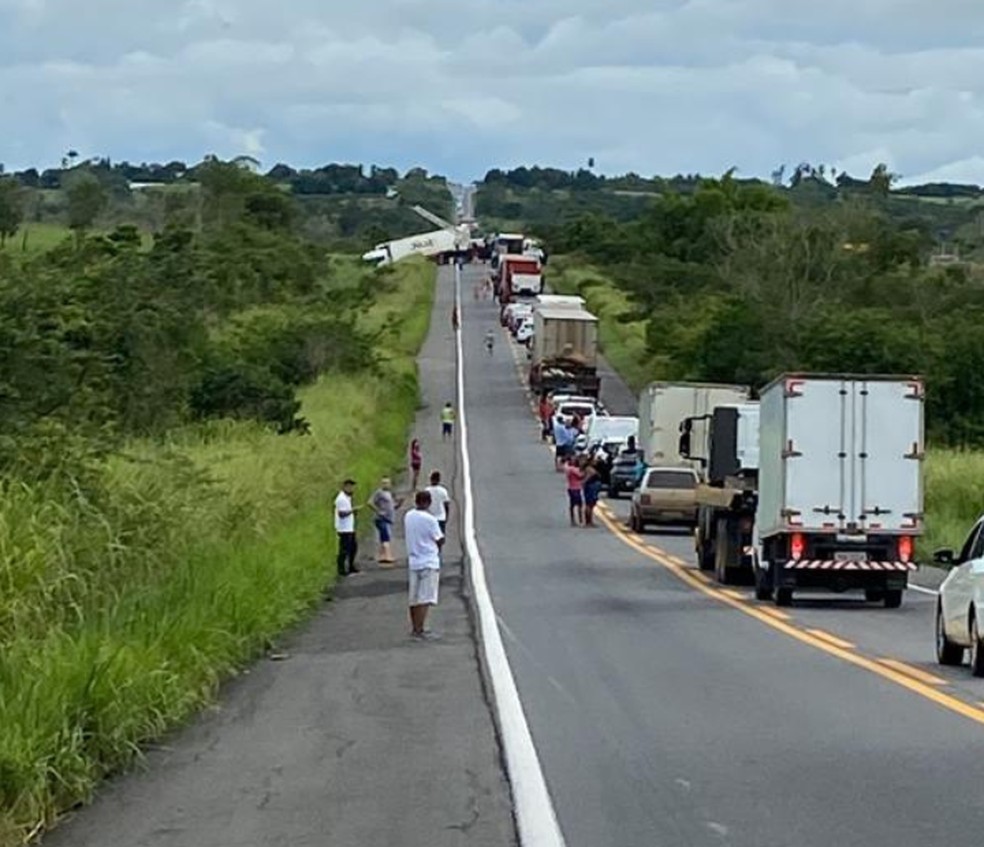 Acidente causou congestionamento na rodovia — Foto: Redes sociais