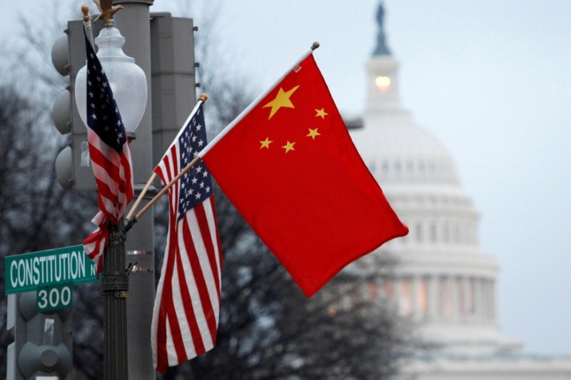 Bandeiras da China e dos Estados Unidos em poste de Washington por ocasião de visita de autoridade chinesa (Foto: Hyungwon Kang/Reuters)