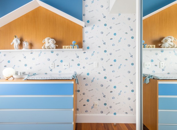 Gabriela fez um painel azul que sai atrás da cama, sobe no teto e vira na outra parede, servindo como apoio de enfeites e brinquedos. (Foto: Fernando Crescenti/Divulgação) Gabriela fez um painel azul que sai atrás da cama, sobe no teto e vira na outra parede, servindo como apoio de enfeites e brinquedos. (Foto: Fernando Crescenti/Divulgação)