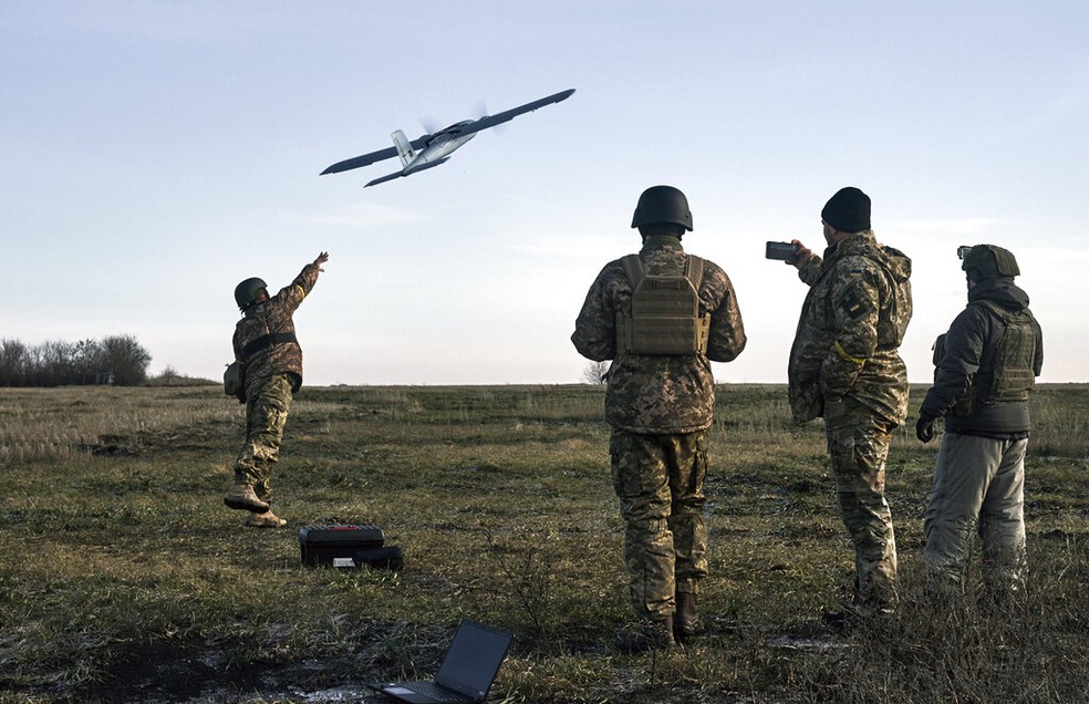 Soldados ucranianos lançam um drone em posições russas perto de Bakhmut, região de Donetsk, Ucrânia, quinta-feira, 15 de dezembro de 2022 — Foto: AP Photo/LIBKOS